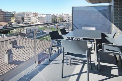 uma varanda com uma mesa e cadeiras num telhado em Apartments Daniel and Nuria Roses em Roses