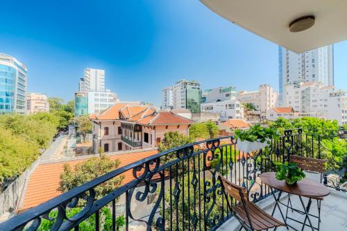 a balcony with chairs and a view of a city at Sai Gon Pavillon Bà Huyện Thanh Quan Quận 3 in Ho Chi Minh City