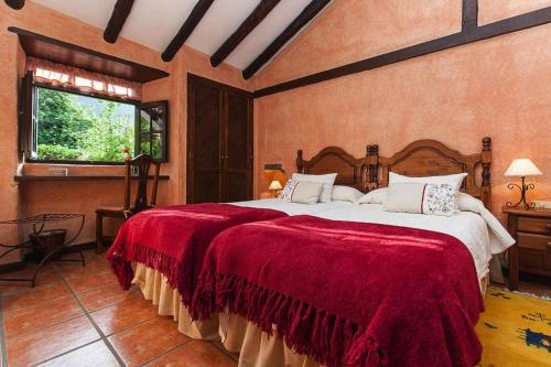 een slaapkamer met een groot bed en een rode deken bij 4 star holiday home in Los Realejos in Los Realejos
