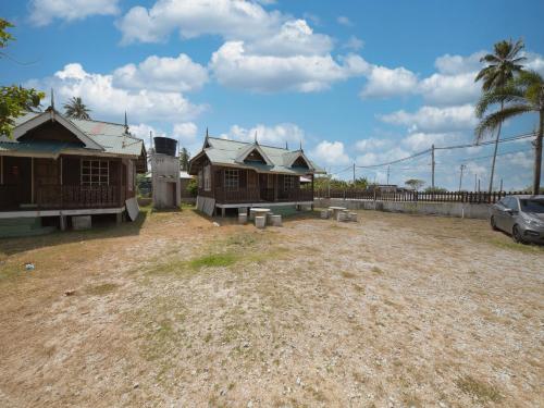 カンポン・ゴン・バダックにあるHotel O Teratak Samuderakita, Chalet & Guesthouseの庭に建つ一群の家