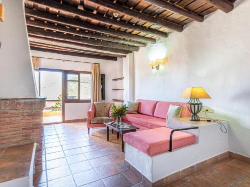een woonkamer met een bank en een tafel bij Romantic apartment in Granada with shared pool in Granada