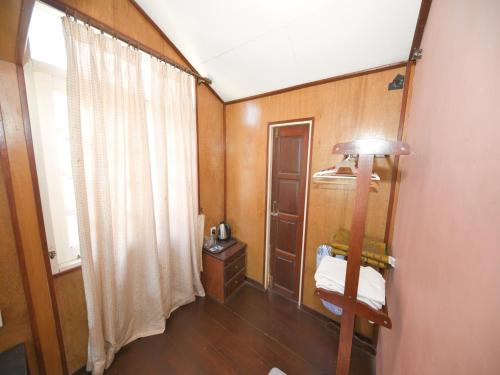 um pequeno quarto com um espelho e uma janela em OYO 90968 Teratak Samuderakita, Chalet & Guesthouse em Kampong Gong Badak