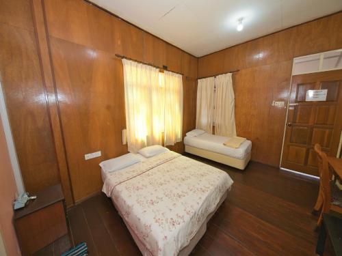1 dormitorio pequeño con 1 cama y 1 silla en OYO 90968 Teratak Samuderakita, Chalet & Guesthouse, en Kampong Gong Badak