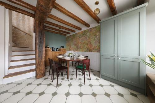 a dining room with a table and chairs at L'ESTAMPE in Auvers-sur-Oise
