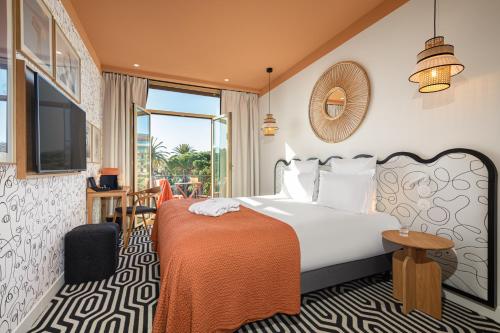 ニースにあるアルベール プルミエのベッドとバルコニー付きのホテルルーム