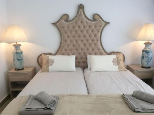1 dormitorio con 1 cama grande y 2 mesitas de noche en Holiday apartment garden apartment en La Asomada
