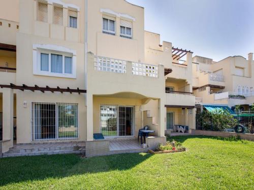 una casa con césped delante en Lovely Apartment in Andaluc a near Seabeach, en Las Salinas