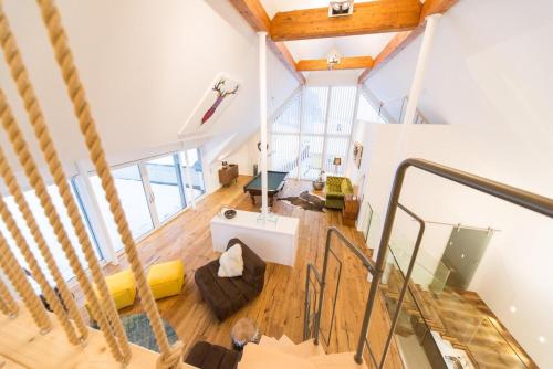 vistas panorámicas a una sala de estar con suelo de madera en Weingut Holler Chalet, en Spielfeld