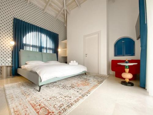 1 dormitorio con 1 cama grande y 1 alfombra en Stylish Villa with Bomb Shelter Close to Shore, en Cesarea