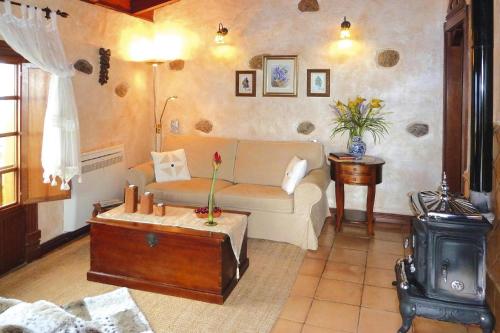 een woonkamer met een bank en een tafel bij holiday home Caserio Lomo Arriba Casa Tia Benigna Vera de Erques in Vera de Erque
