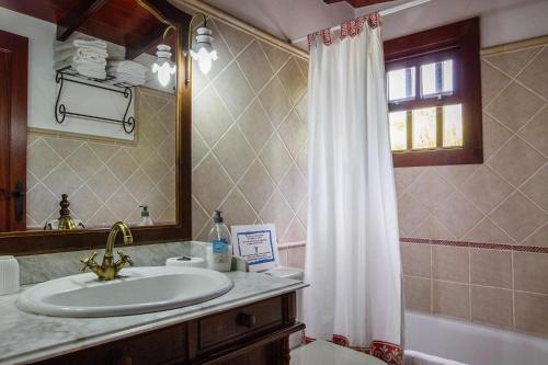 Puntallana的住宿－holiday home, Puntallana，一间带水槽和淋浴帘的浴室