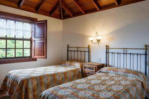 1 dormitorio con 2 camas y ventana en holiday home, Puntallana, en Puntallana