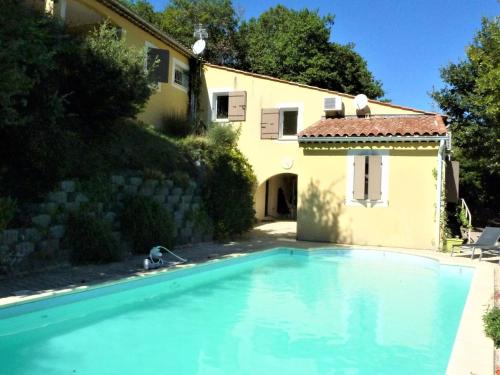 サン・ポール・トロワ・シャトーにあるInviting villa in Saint Paul trois Chateaux with poolの家の前のスイミングプール