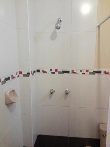 Ein Badezimmer in der Unterkunft Nasca Travel One Hostel