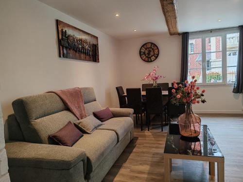 un salon avec un canapé et une table dans l'établissement VIC SAINT CRISTOPHE, à Vic-sur-Aisne