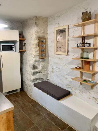 - une cuisine avec un réfrigérateur et un banc dans le coin dans l'établissement La Corse authentique et rurale, à Castifao