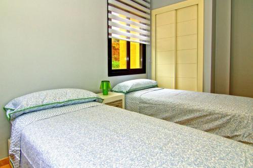2 Einzelbetten in einem Zimmer mit Fenster in der Unterkunft Holiday flat Mijas Costa - COS02106b-P in Mijas Costa