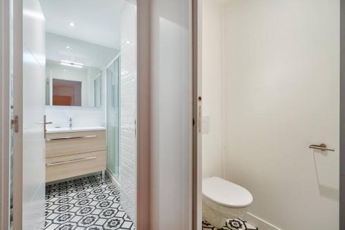 un baño con inodoro y lavabo en Welcome to Lava House, en Marly-le-Roi