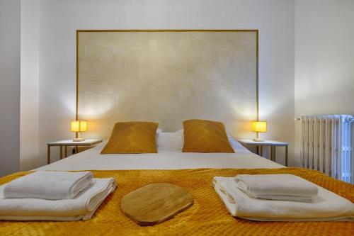 Un dormitorio con una cama grande con dos almohadas encima. en Welcome to Lava House, en Marly-le-Roi