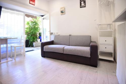 a living room with a couch and a table at La Casa dei Laghi 1 Comabbio Monate Maggiore Orta in Mercallo
