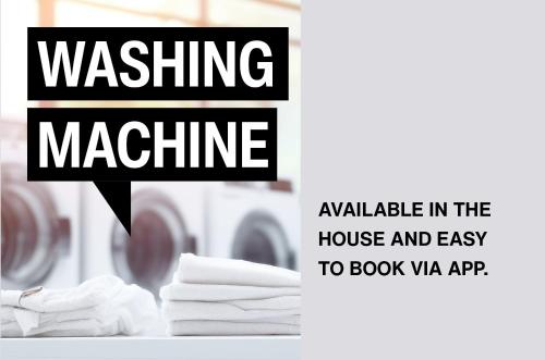 a sign that says washing machine with white towels at ipartment Berlin Airport in Schönefeld