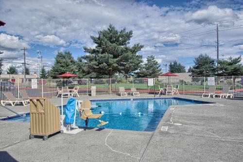 Der Swimmingpool an oder in der Nähe von Motel 6-Everett, WA - North
