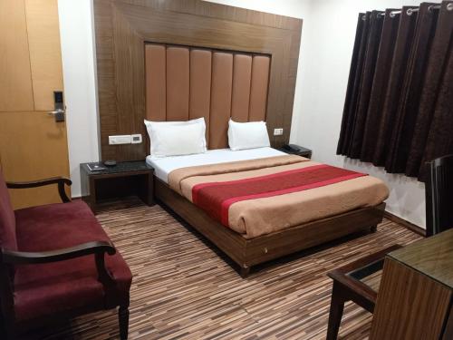 a hotel room with a bed and a chair at Hotel Mohan Family-Friendly Hotels @ New Delhi Railway Station in New Delhi