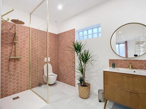 a bathroom with a shower and a toilet and a sink at Gite "Chez Eléonore et Axel" in Gouvieux