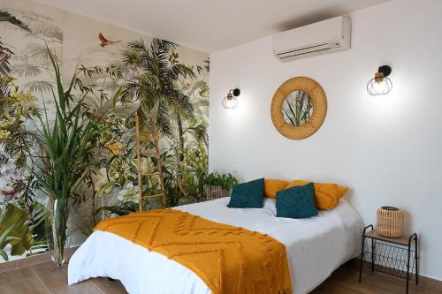 - une chambre dotée d'un lit avec des oreillers orange et bleu dans l'établissement Stella Marina - Maison climatisée avec piscine et accès direct à la plage, à Borgo