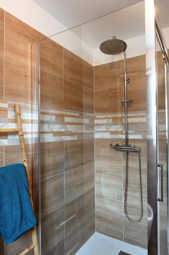 une salle de bain avec une douche avec une porte vitrée dans l'établissement Stella Marina - Maison climatisée avec piscine et accès direct à la plage, à Borgo