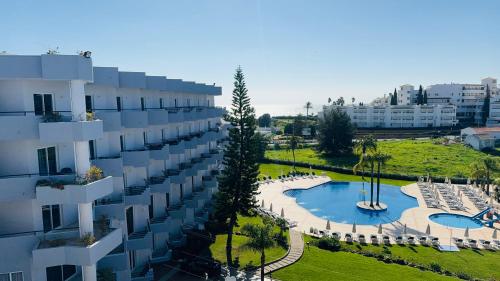 vista aerea di un edificio con piscina di Vila Gale Nautico ad Armação de Pêra