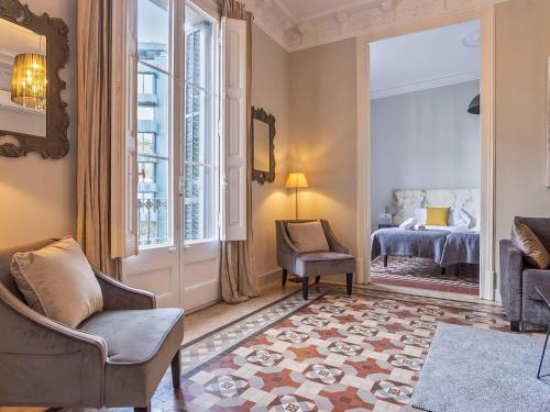 salon z krzesłem, łóżkiem i oknem w obiekcie Luxurious apartment for 9 people recently renovated in the center of Barcelona w Barcelonie