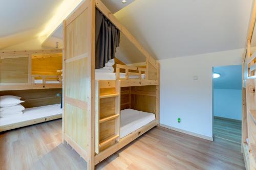 Habitación con literas de madera. en Shisandufu Youth Hostel, en Xi'an