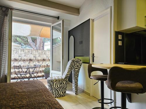 una camera da letto con tavolo e sedie e una sala da pranzo di Appartement Style Loft - proche Village Naturiste a Cap d'Agde