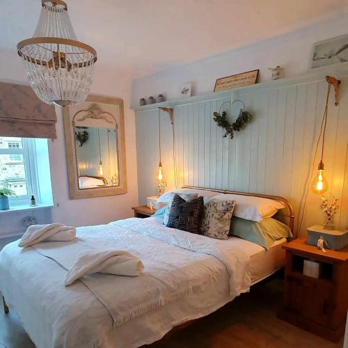 a bedroom with a large bed and a mirror at Beatrice Cottage in Richmond