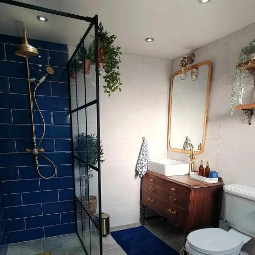 a bathroom with a toilet and a sink and a mirror at Beatrice Cottage in Richmond
