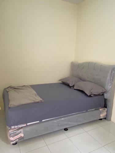 Una cama o camas en una habitación de Homestay Defaza D48 Garut