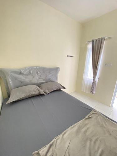 Una cama o camas en una habitación de Homestay Defaza D48 Garut