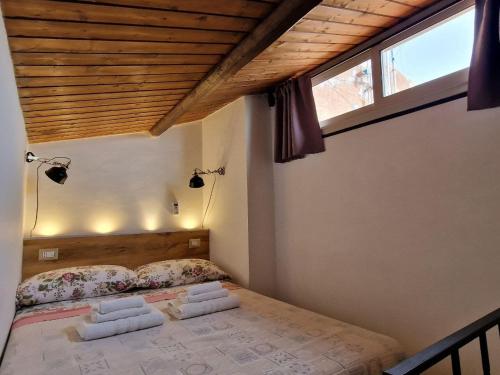 una camera con un letto in una stanza con una finestra di siculi central apartment a Catania