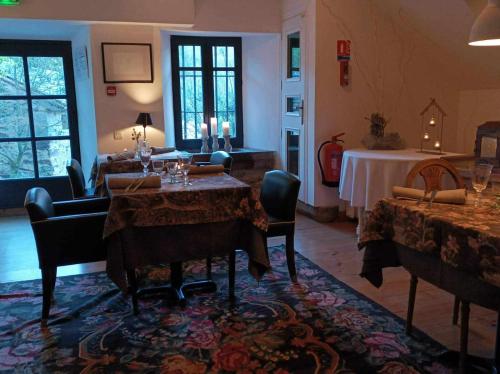 - un salon avec une table et un lit dans l'établissement Le château brangoly, à Enveitg