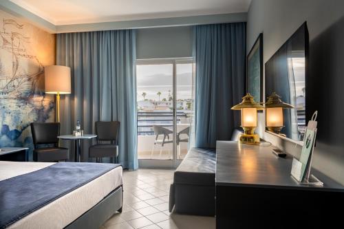 Una cama o camas en una habitación de Vila Gale Nautico