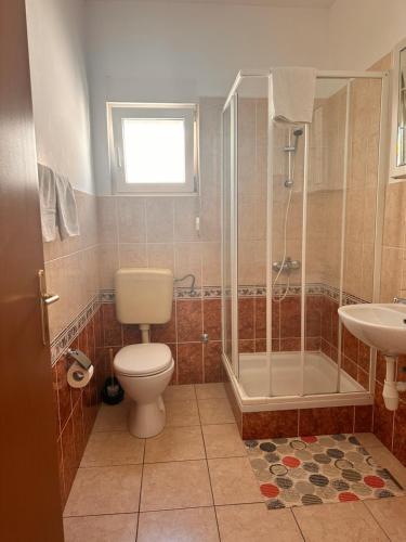 Bilik mandi di Perica Apartments