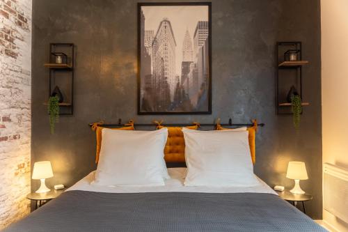 Le Manhattan Proche Roissy CDG - Paris - Astérix في Moussy-le-Vieux: غرفة نوم مع سرير مع وسادتين بيضاء