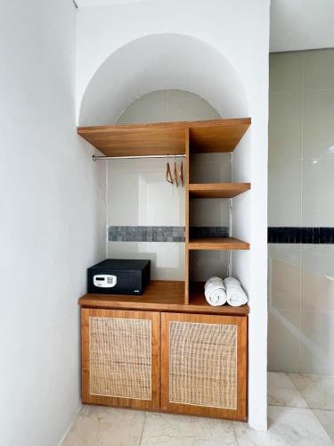 a room with a kitchen with a counter with a shelf at Apple Villas & Apartments in Kerobokan