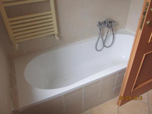 eine weiße Badewanne im Bad in der Unterkunft casa fiano in Fiano Romano