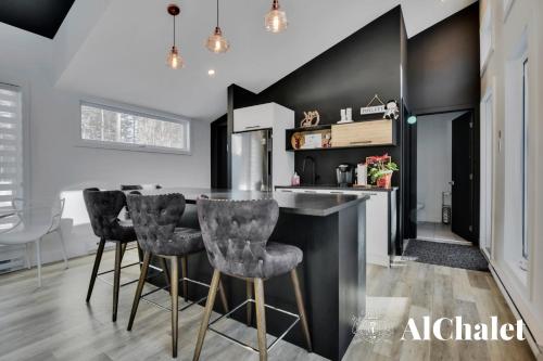 Kuchyň nebo kuchyňský kout v ubytování Achille - Boisé avec spa et sauna