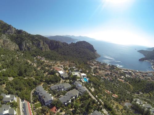 una vista aérea de una ciudad junto al agua en Loryma Resort Hotel en Turunc