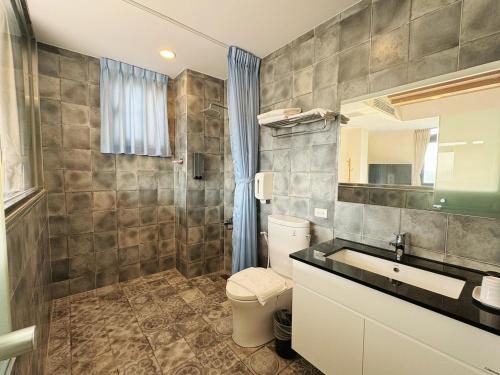 馬公市的住宿－海洋景觀會館民宿 ，一间带卫生间和水槽的浴室