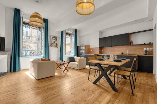 une cuisine et un salon avec une table et des chaises dans l'établissement Lamazou - Appt climatisé en centre-ville, à Toulouse