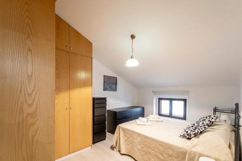 1 dormitorio con 1 cama y vestidor en Maison Bohémienne, en Trieste